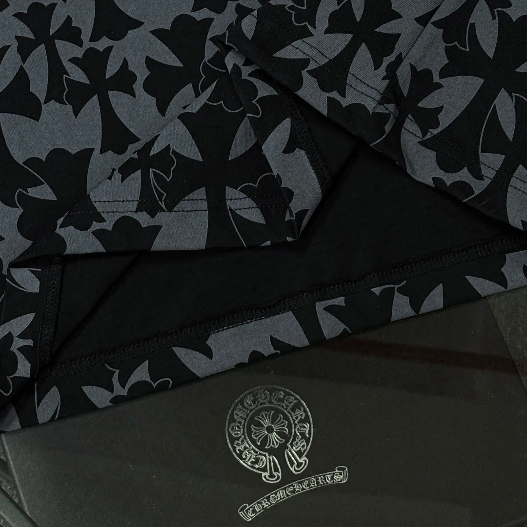 P180 Chrome Hearts 25 high-end versions. The fabric is made of 300 grams of high-density pure cotton. It does not deform or shrink. It has three labels. It is the same style for men and women. Technology: all-over printing + digital printing. Color: white, black. SIZE: S-XL.